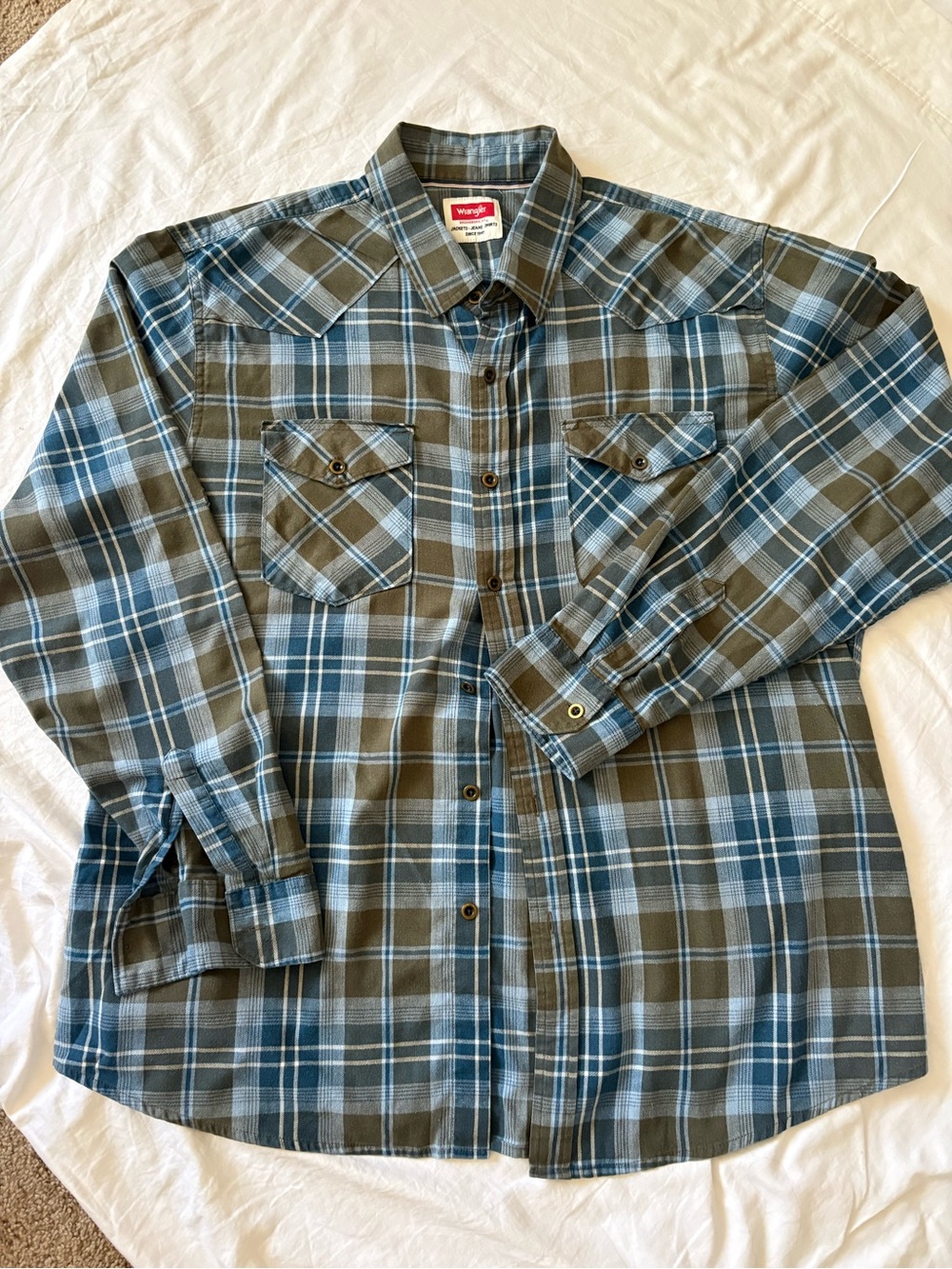 Wrangler Men’s Blue & Gray Plaid Button-Down Shirt